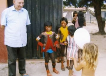 don mario pezzotti con i bambini 1 1