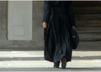 prete cammina fg.jpg 997313609