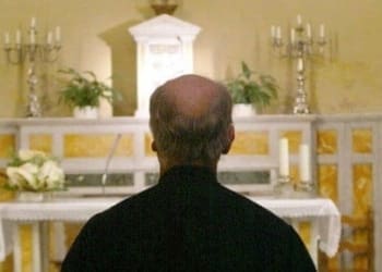 sacerdote di spalle