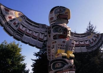 VI IT ART 41490 canada totem lapresse