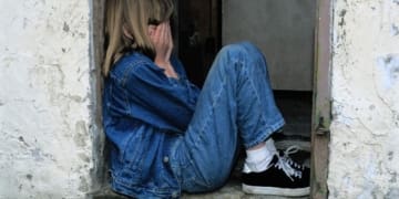 sad child sitting 1816400 1280