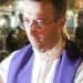 Don Vito Canto mentre impartisce la comunione 1