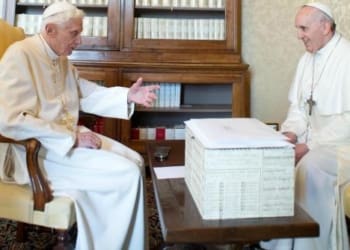 papa francesco ratzinger 640