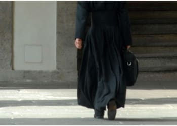 prete cammina fg.jpg 997313609