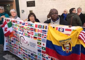 protesta fuori san pietro