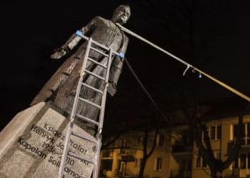 l definitivamente rimossa la statua del prete accusato di pedofilia g96p