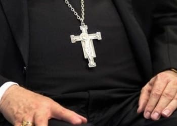 prete pedofilia pedofilo sacerdote 2 735x400 1