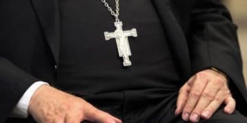 prete pedofilia pedofilo sacerdote 2 735x400 1