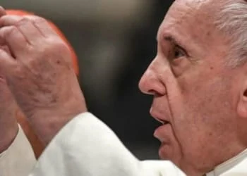 papa francesco 1350 990x403 1