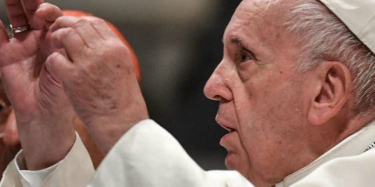 papa francesco 1350 990x403 1