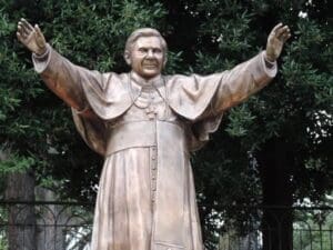 la statua di Papa Ratzinger a Sulmona