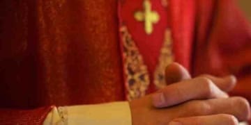 Sacerdote cattolico sullaltare in preghiera durante la messa