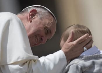 il tradizionale bacio ai bambini 1982195