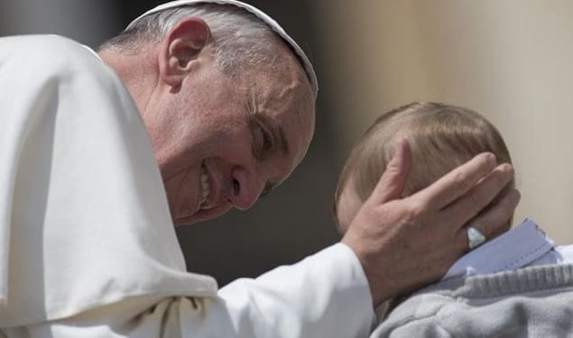 il tradizionale bacio ai bambini 1982195