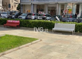 panchine tematiche panchina rossa bianca piazza giulio ii savona 807855