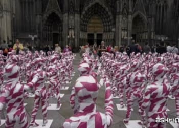 Manichini bambino davanti al Duomo di Colonia stop abusi nella Chiesa