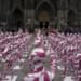 Manichini bambino davanti al Duomo di Colonia stop abusi nella Chiesa