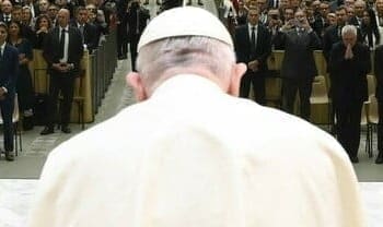 7655483 26173014 papa di schiena