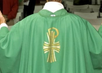 Un sacerdote durante una funzione religiosa foto darchivio BresciaToday